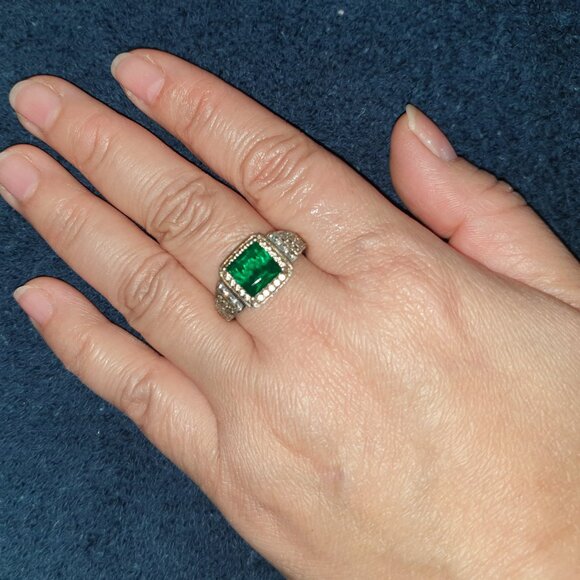 Emerald Green and Silver Women's Ring - Picture 8 of 11